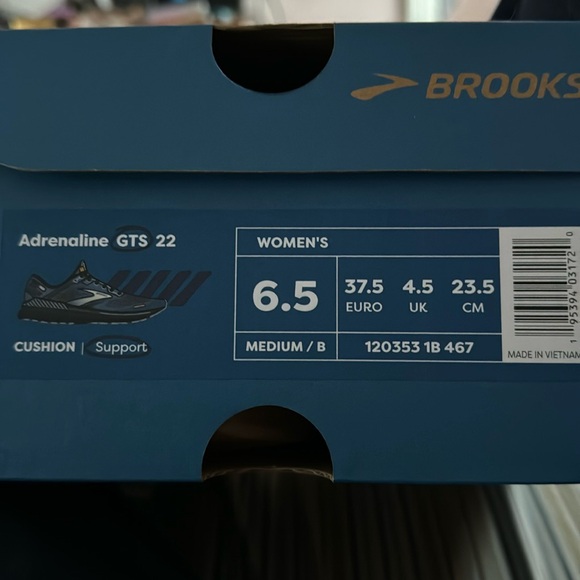 Brand new Adrenaline 22 GTS. I bought them, but my shoe size changed. - Picture 1 of 3